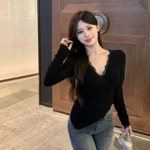 Official picture of DeRong Pure Desire Cross V-neck long-sleeved T-shirt for women in autumn irregular bottoming shirt with lace splicing top inside