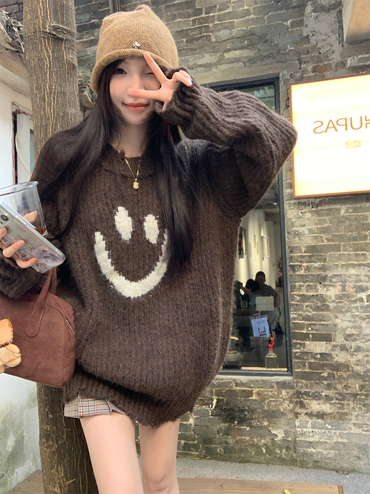 Actual shot of Maillard’s outfit~Autumn and winter Korean chic simple smiling face irregular hem warm sweater
