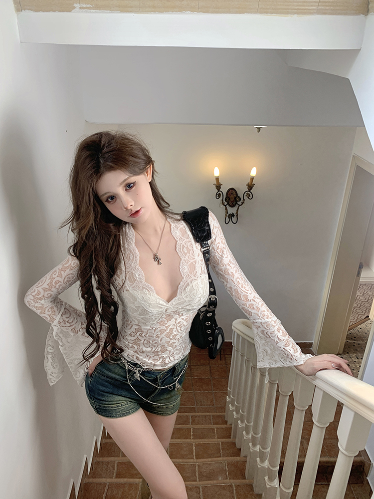 Actual shot of new lace hollow bottoming top v-neck long-sleeved T-shirt for women