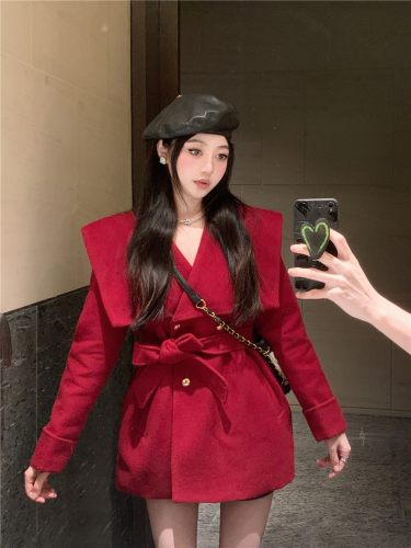 Real shot of elegant lapel, thickened quilted navy collar, waisted Chinese red woolen coat