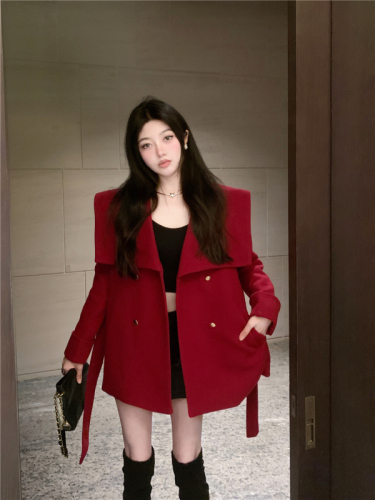 Real shot of elegant lapel, thickened quilted navy collar, waisted Chinese red woolen coat