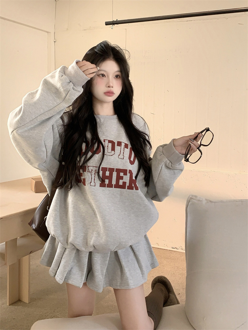 Actual shot of autumn and winter retro color matching velvet pullover sweatshirt + pleated skirt suit for women