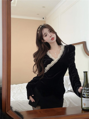 High-end lace bottoming shirt for women in autumn and winter with V-neck