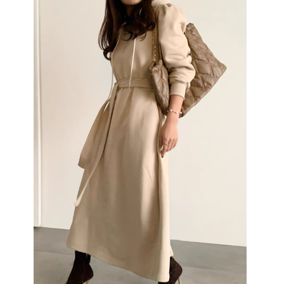 Korean chic winter niche age-reducing hooded lace-up waist slimming puff sleeve mid-length sweatshirt dress for women