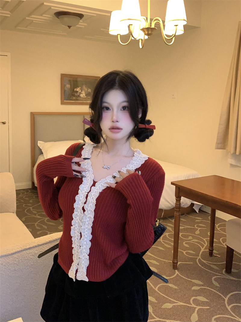 Actual shot of French V-neck fungus-edged sweater for women in fall and winter with niche slim fit top