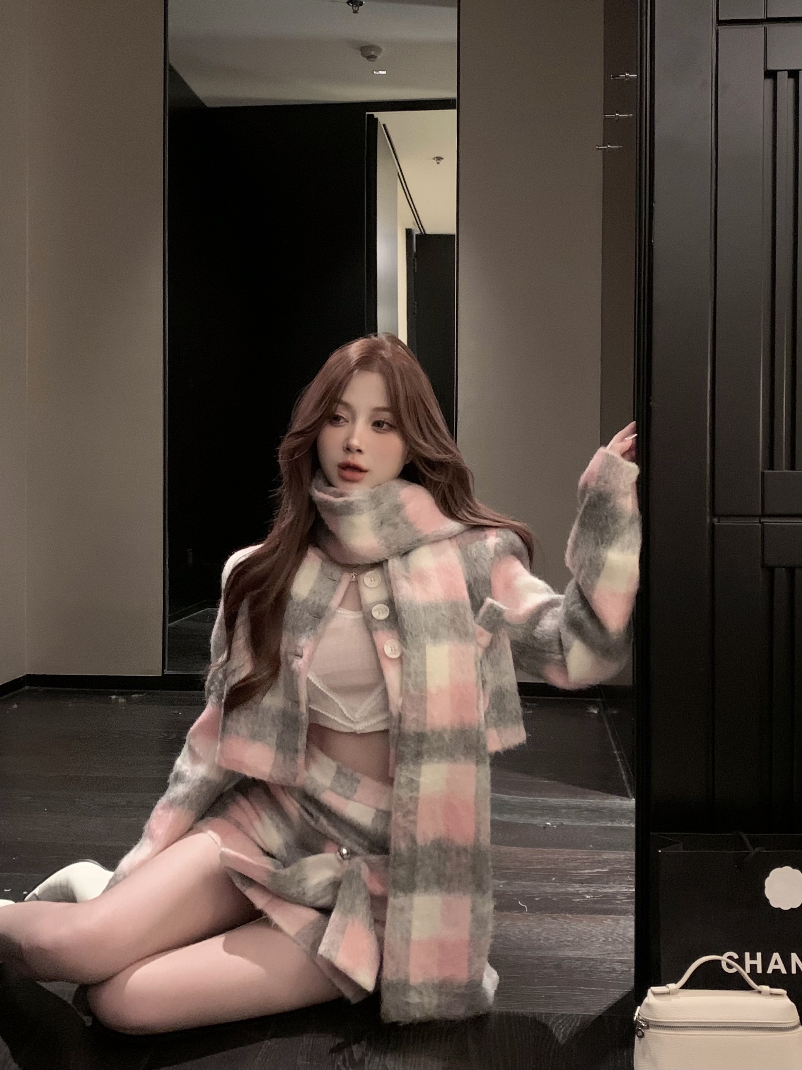 Actual shot of girly gray and pink plaid woolen thick and warm short jacket + scarf + bow skirt in winter