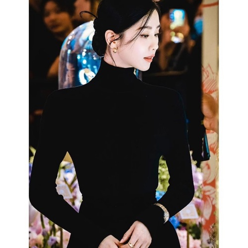 Liu Shishi's same style black bottoming shirt for women 23 autumn and winter half turtleneck tight sweater