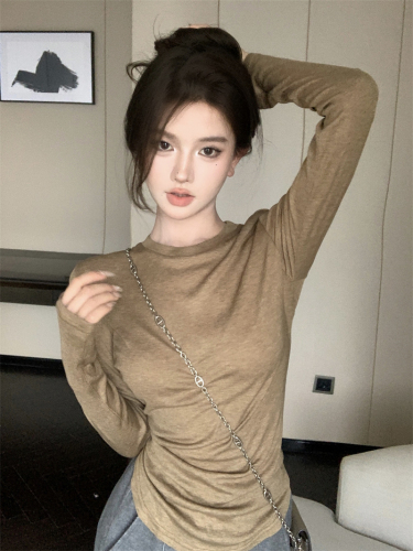 Actual shot of solid color long-sleeved T-shirt, versatile slimming and slimming bottoming shirt for autumn and winter.