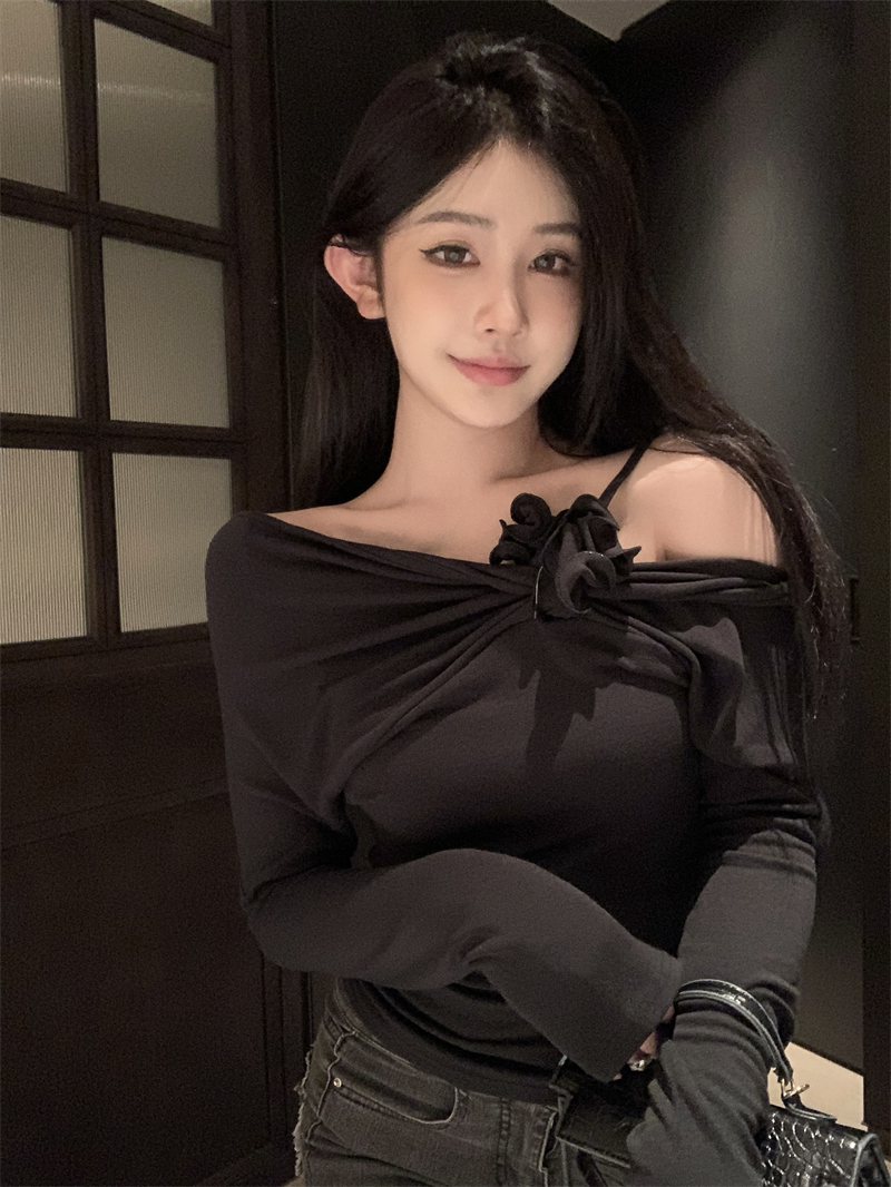 Actual shot of pure lust sexy slanted shoulder top with three-dimensional flower design for women with long-sleeved T-shirt in winter