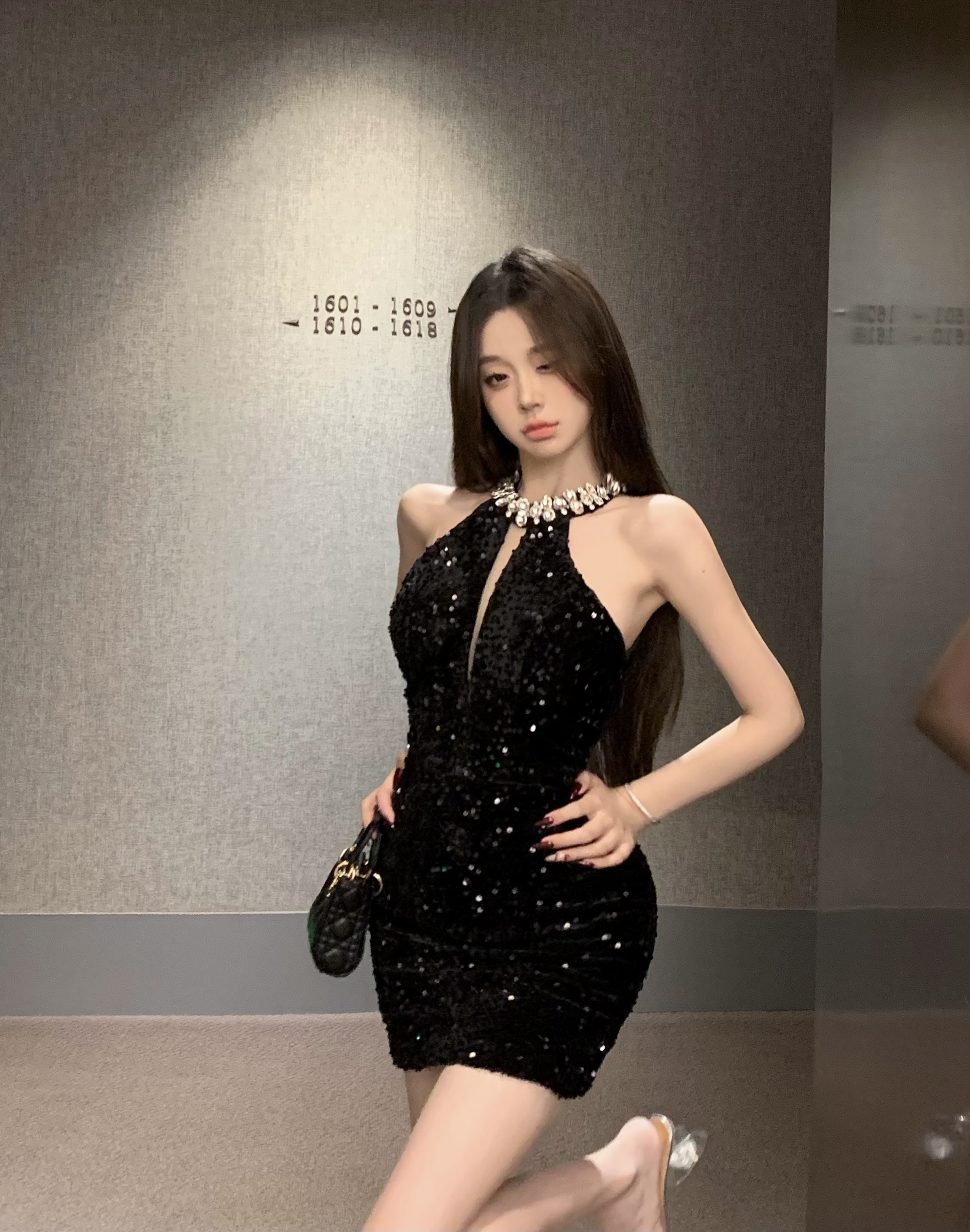 「暮光繁星」性感黑色掛脖露背重工生日裙短款亮片連衣裙女
