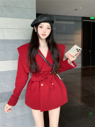 Real shot of elegant lapel, thickened quilted navy collar, waisted Chinese red woolen coat