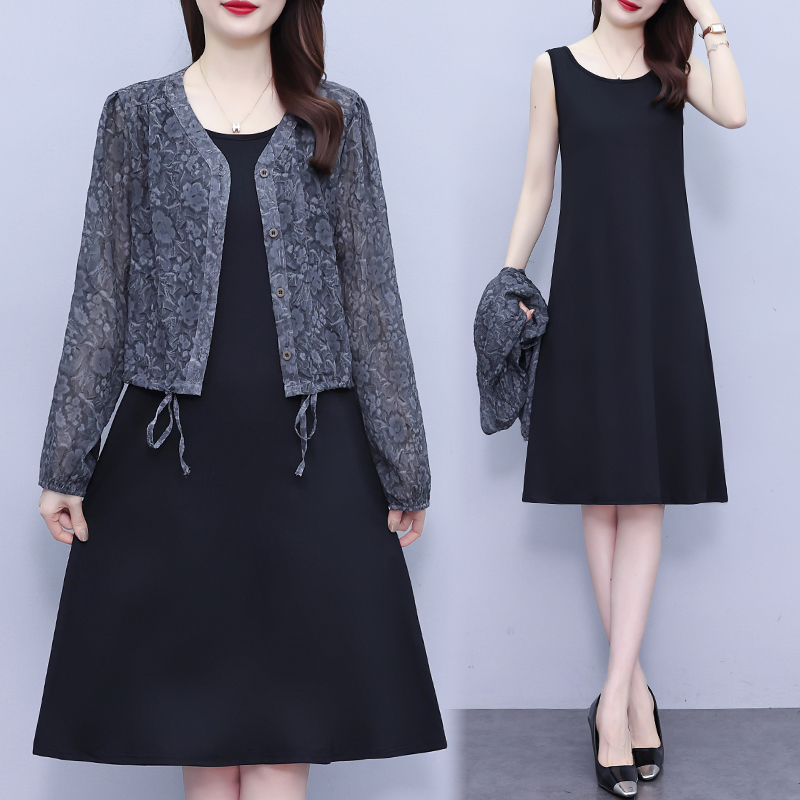 Real shot of plus size women's clothing, 2024 spring style, age-reducing, stylish cardigan, fashionable slimming vest skirt suit