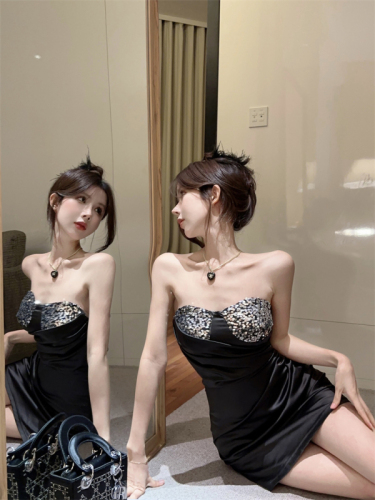 Real shot of elegant, high-end sequin splicing tube top dress, fashionable design, pleated slim fit and hip-hugging skirt