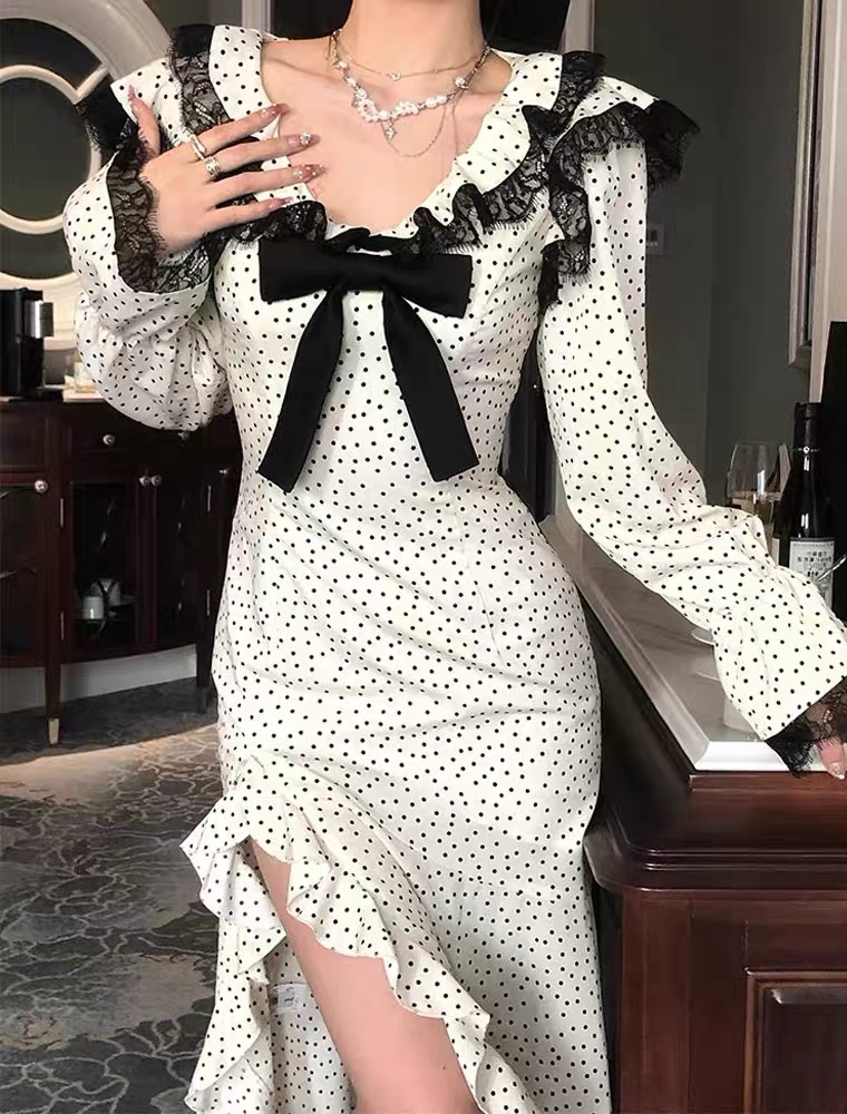 法式V領波點蝴蝶結連衣裙女裝秋冬新款氣質顯瘦長裙長袖裙子