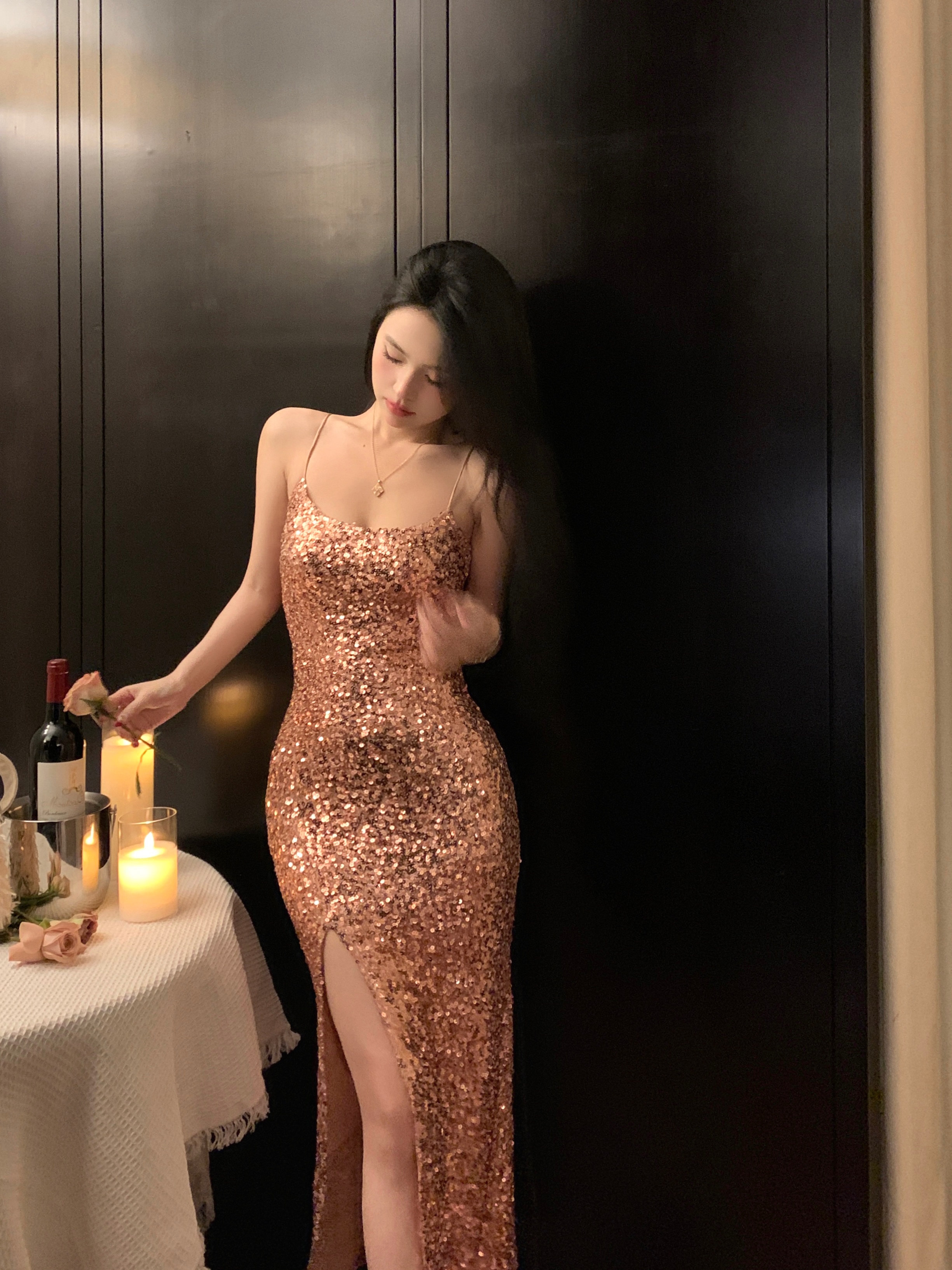 Real shot of golden sexy sequined suspender dress, sparkling evening dress, light luxury mini dress