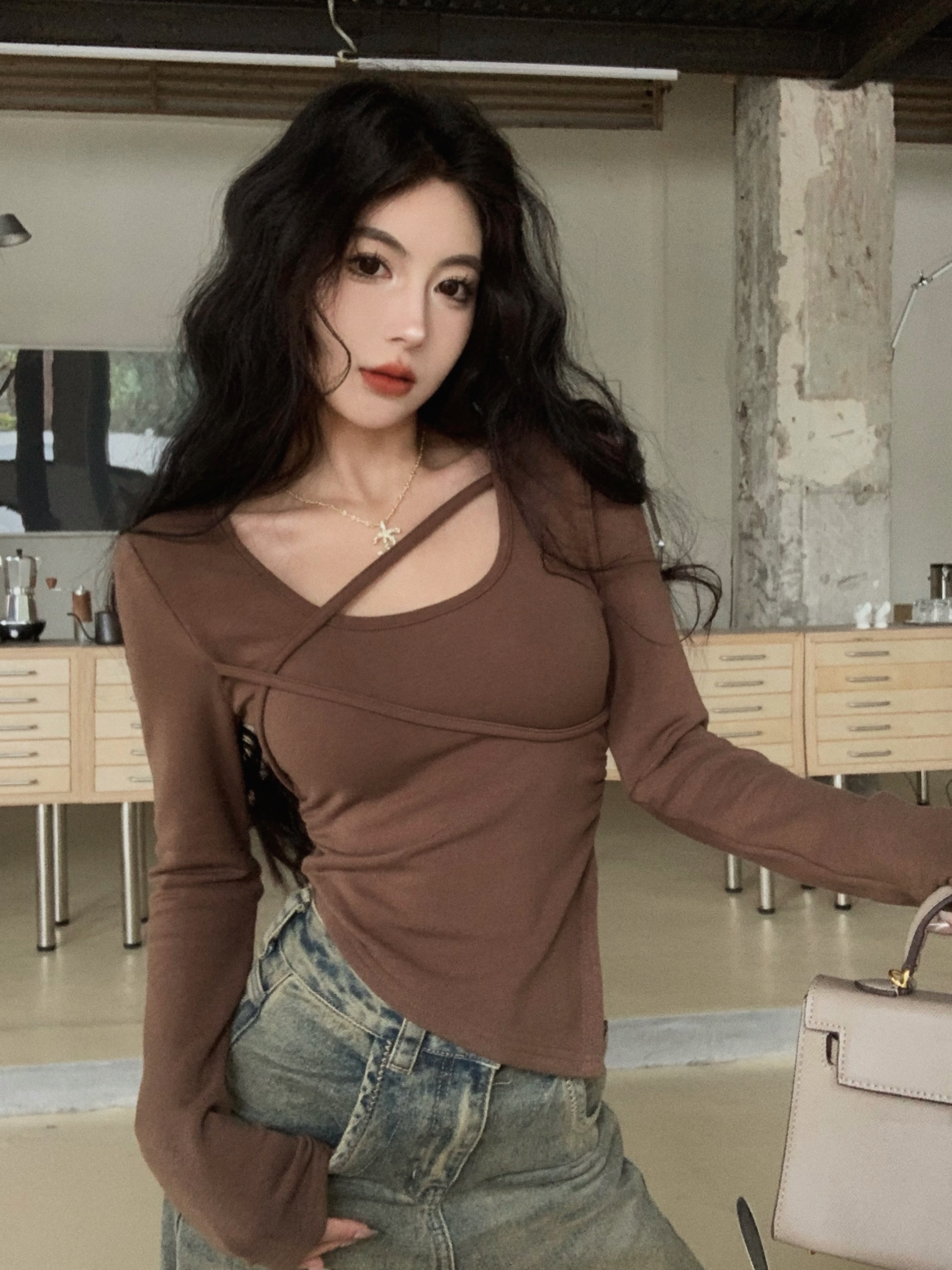 Real shot of irregular slim fit, round neck, long sleeve pleated bottoming shirt on both sides, versatile top
