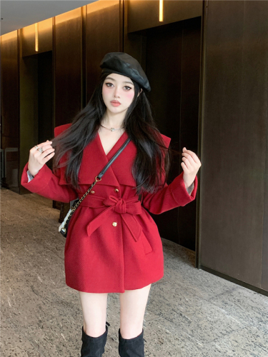 Real shot of elegant lapel, thickened quilted navy collar, waisted Chinese red woolen coat