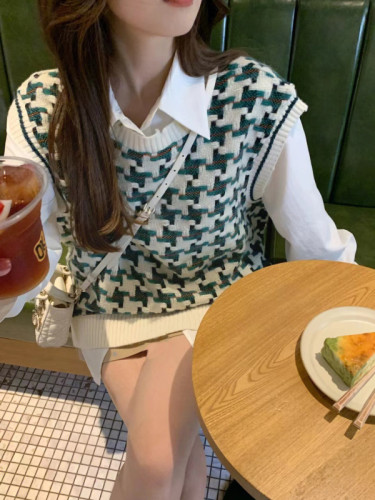 Early spring outfits, cool salt fashion, age-reducing internet celebrity, salty and sweet Hong Kong style retro chic three-piece suit for women