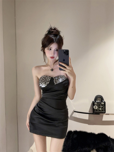 Real shot of elegant, high-end sequin splicing tube top dress, fashionable design, pleated slim fit and hip-hugging skirt