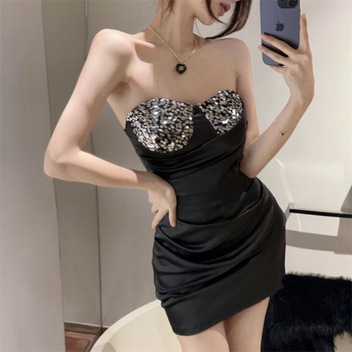 Real shot of elegant, high-end sequin splicing tube top dress, fashionable design, pleated slim fit and hip-hugging skirt