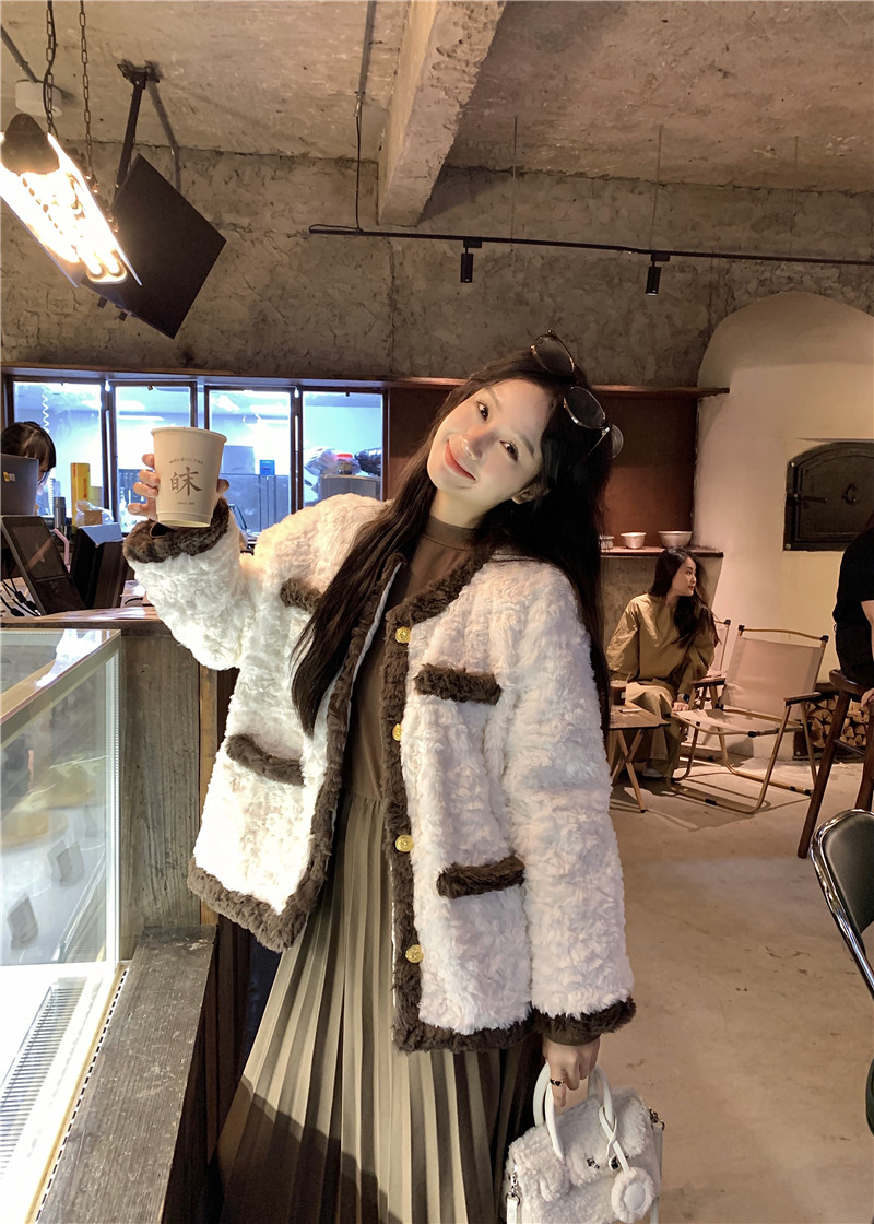 Actual shot~Women's short sherpa coat, small fragrant style fur coat, loose quilted plush warm top