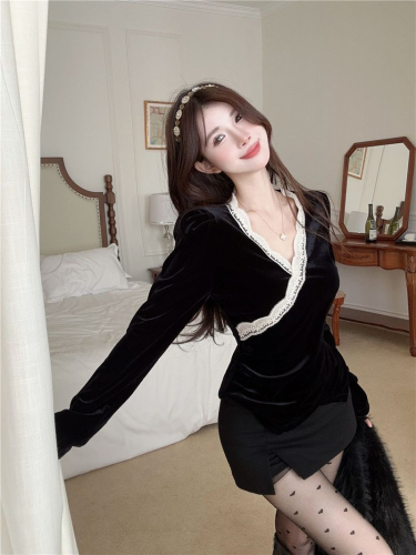 High-end lace bottoming shirt for women in autumn and winter with V-neck