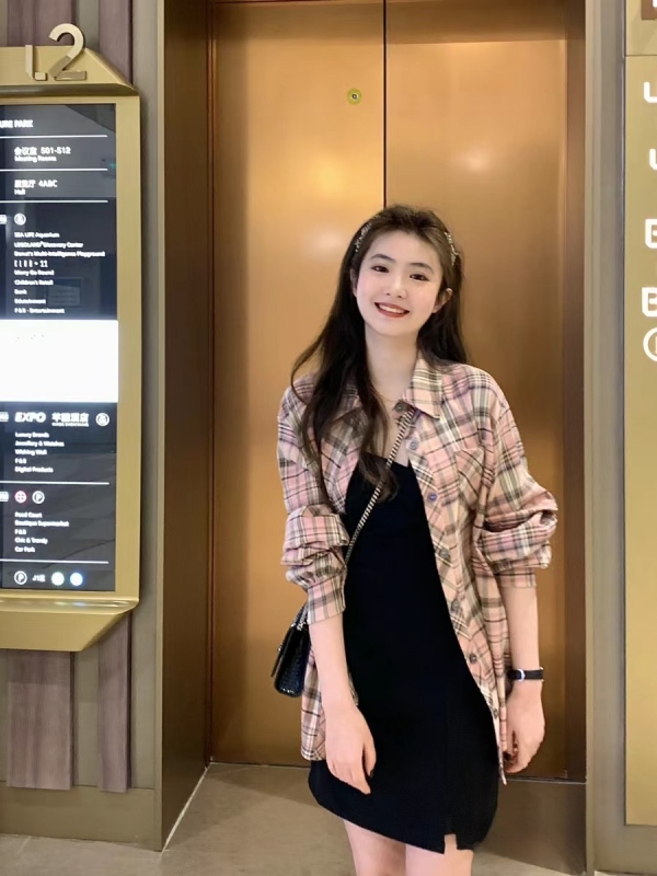 2024早春季新款設計感小眾復古粉色格子襯衫女氣質吊帶裙兩件套裝