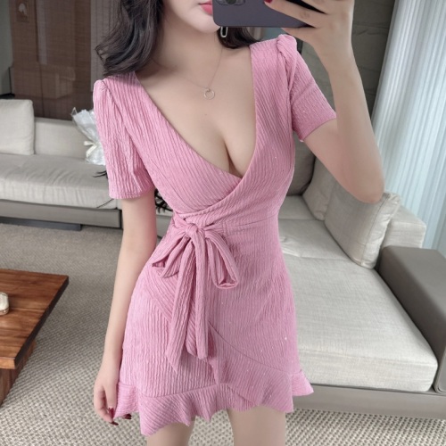 Real shot of sexy high-elastic waist-banded V-neck low-cut tight-fitting hip-hugging ruffled short-sleeved dress
