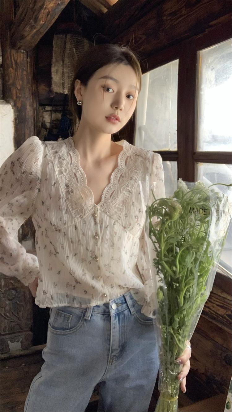 實拍V領蕾絲邊重工褶皺碎花仙氣淑襯衫