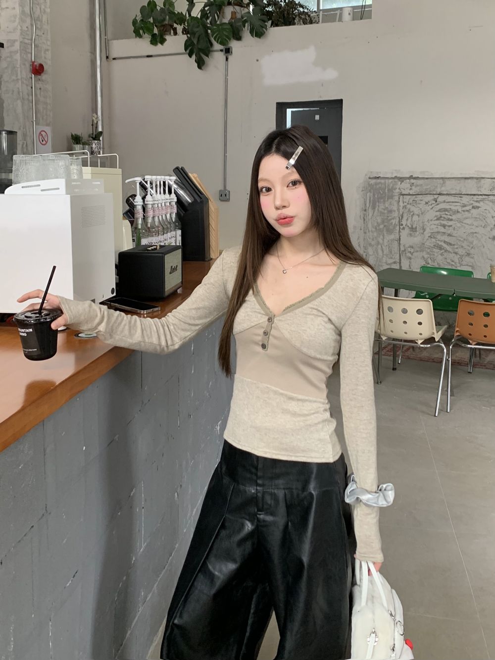 Basic retro niche French low-cut V-neck long-sleeved T-shirt women's autumn and winter bottoming versatile top