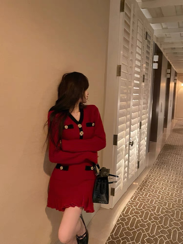 OKMA New Year's jersey small fragrant style knitted dress women's winter temperament V-neck waist high-end sweater skirt skirt