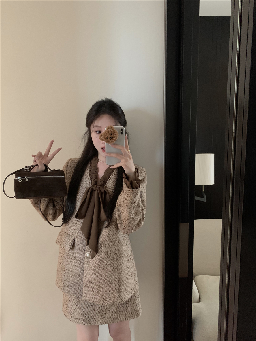 Real shot of high-end khaki butterfly lace ruffle suit high-waisted skirt two-piece slimming suit