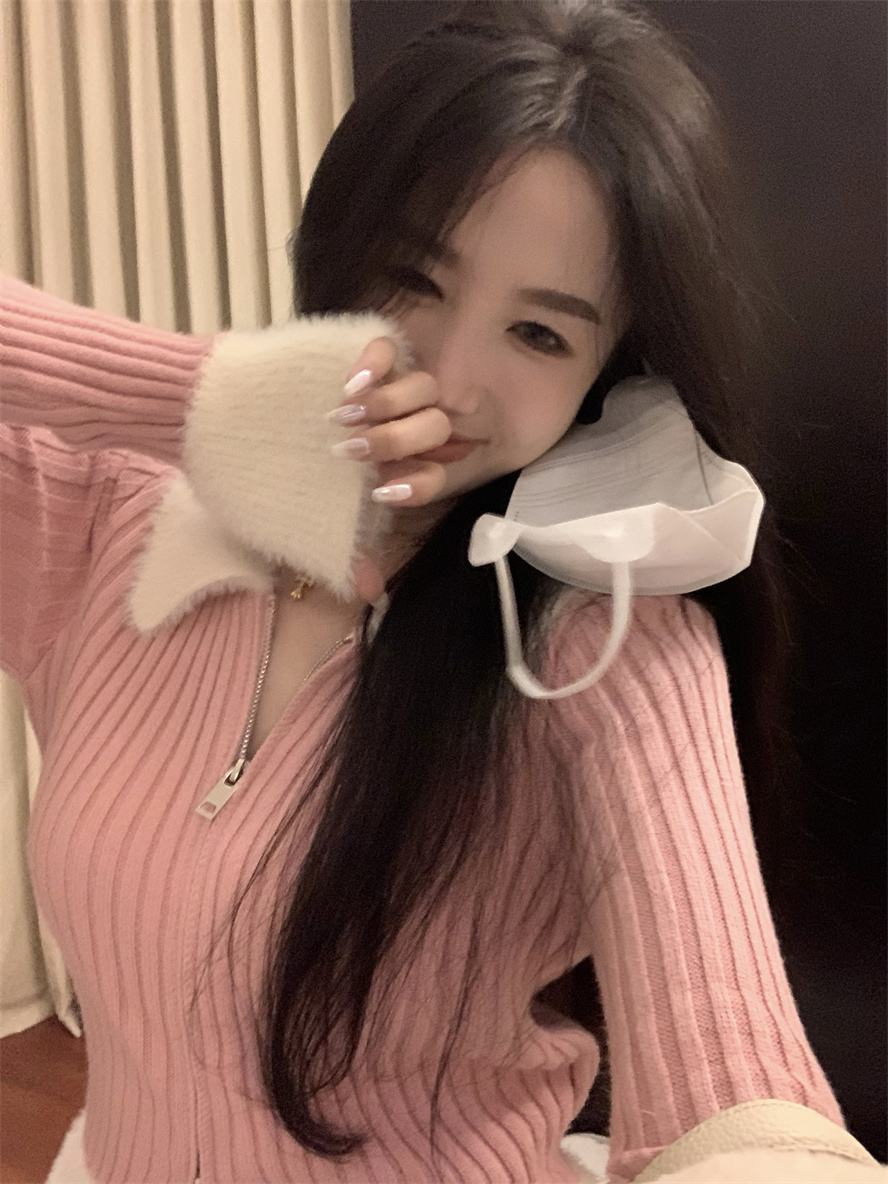 Real shot of patchwork sweater for women in early spring, slim design, fur collar, zipper cardigan, short top