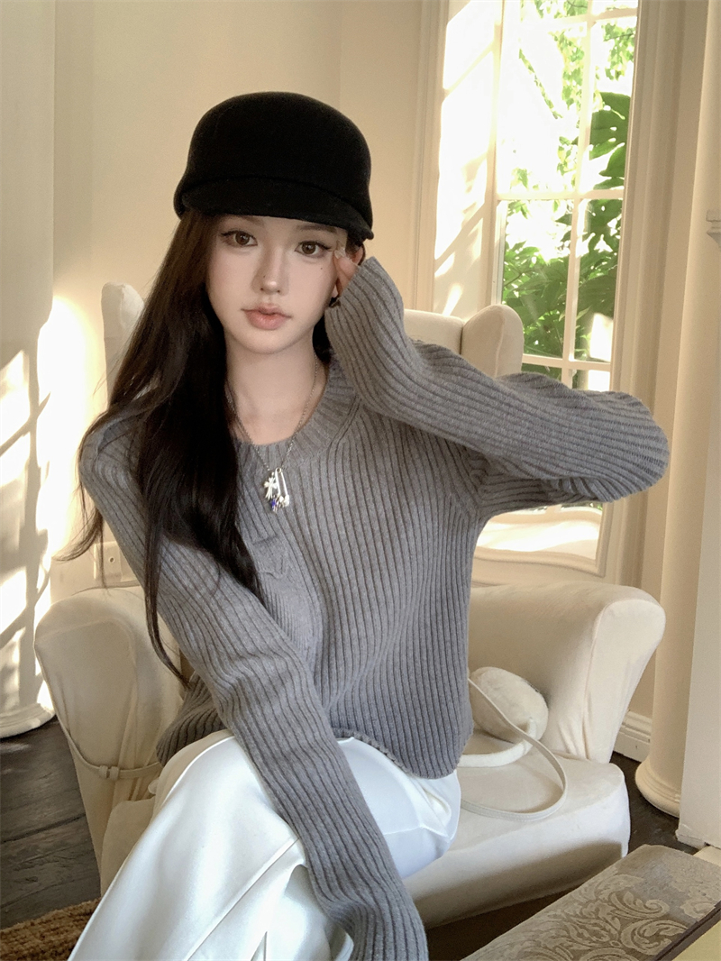 Actual shot of a slim and versatile casual pullover with designed pockets and pitted tops