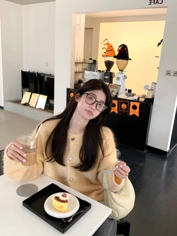 theWang 鵝黃色毛衣開衫外套女秋冬季年新款單排扣針織衫上衣