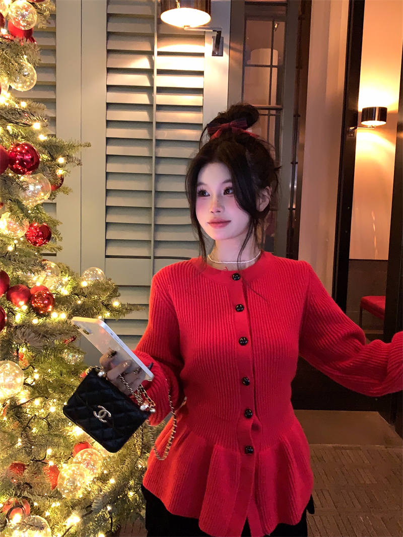 Actual shot of lantern sleeve sweater for women in winter, short knitted sweater for small people to cover their waist and make them look slimmer