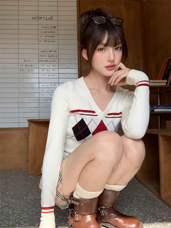 Real shot of contrasting diamond V-neck knitted bottoming shirt, new retro sweater, slim long-sleeved inner top