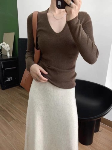 Hot girl deep V low neck long sleeve T-shirt for women to wear with autumn and winter wool sweater slim bottoming shirt large neck top for women
