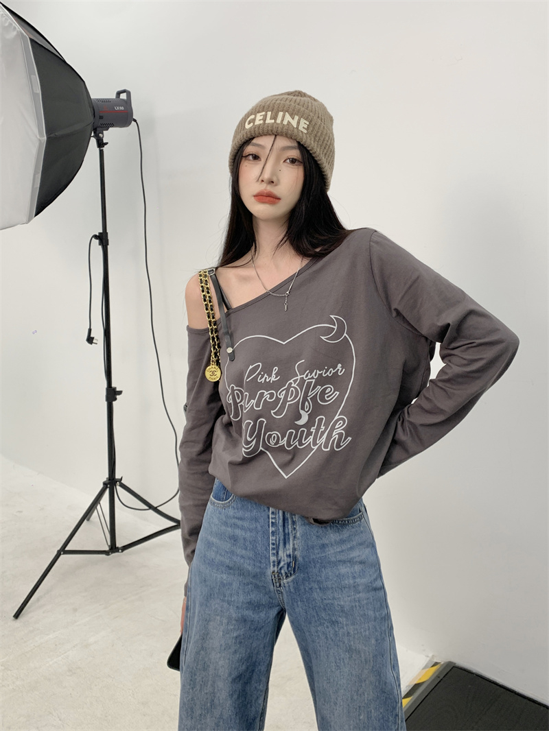 Large size printed long-sleeved T-shirt for women spring 2024 new loose niche design off-shoulder American hot girl top