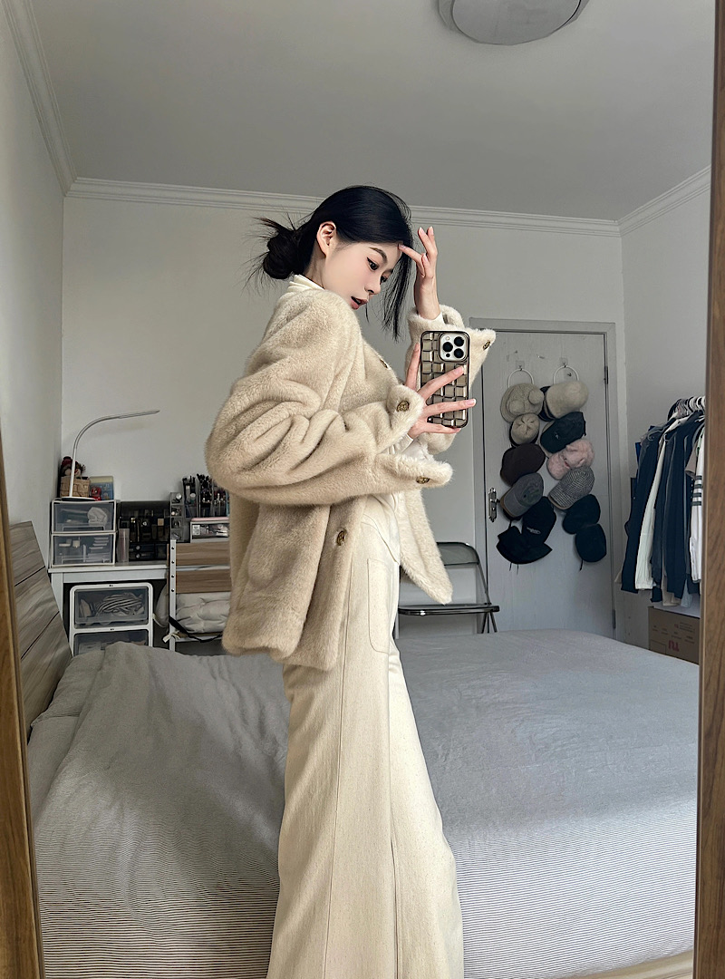 Real shot, exquisite old money style, middle-aged daughter, environmentally friendly mink fur coat