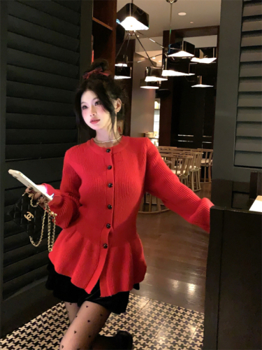 Actual shot of lantern sleeve sweater for women in winter, short knitted sweater for small people to cover their waist and make them look slimmer