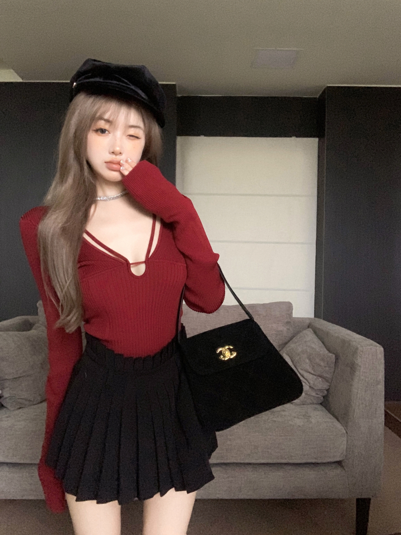 Real shot of red hot girl slim fit big V-neck halterneck tight sweater long-sleeved sweater top for women
