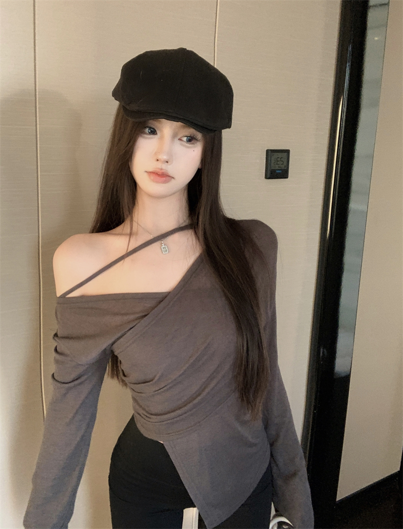 Actual shot of a designer V-neck irregular long-sleeved top as base