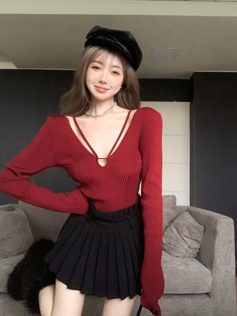 Real shot of red hot girl slim fit big V-neck halterneck tight sweater long-sleeved sweater top for women