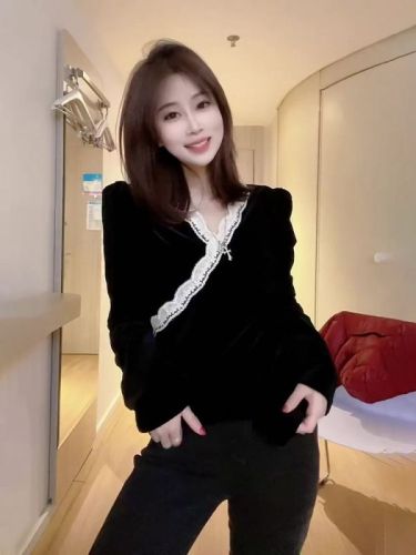 European autumn and winter new style lace fungus stitching V-neck pullover long-sleeved velvet bottoming shirt for women