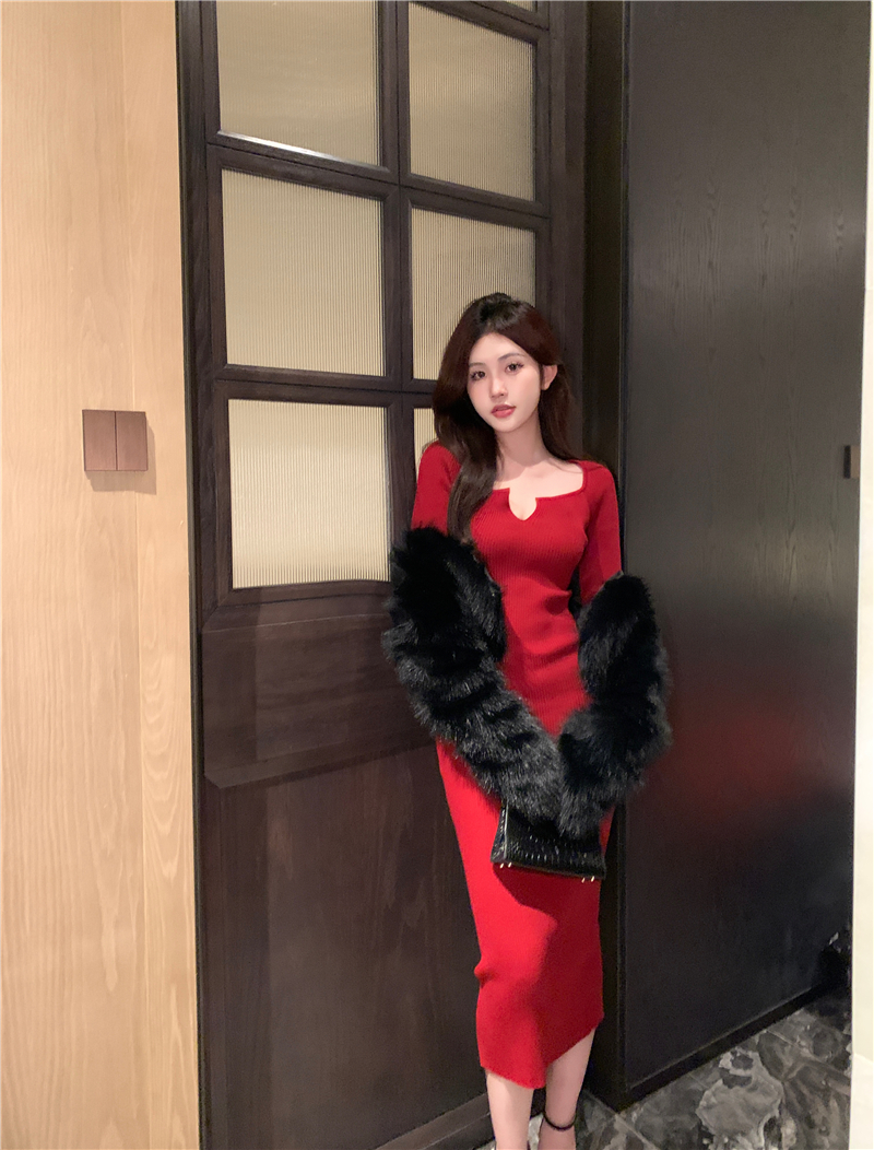Actual shot of lip dyed cinnabar red in winter to reveal whitening graceful curves, hip-hugging skirt, long skirt, slim knitted dress