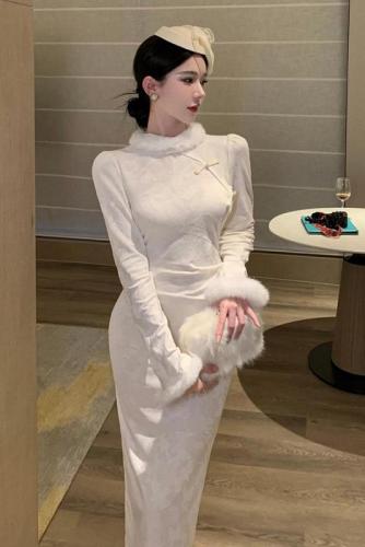 Real shot of retro Chinese style long-sleeved furry mid-length slim hip-covering improved cheongsam dress