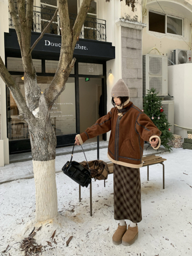 Actual shot of fur all-in-one jacket for women in winter, suede motorcycle jacket, sherpa cotton jacket + plaid skirt