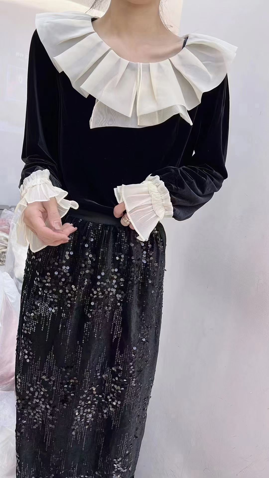 Velvet top 2024 early spring new French lace design niche short long-sleeved bottoming shirt black