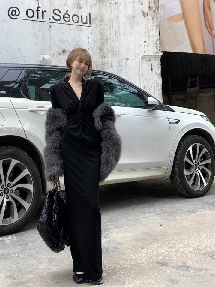 Real shot of Artemis, the goddess of love, beautiful, dreamy, slimming and elegant long autumn and winter dress
